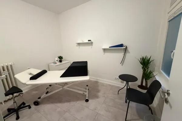 Moderner Behandlungsraum der Praxis für Lymphdrainage in Hamburg-Bergedorf